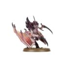 WARHAMMER 40,000: CAJA DE INICIO (ESPAÑOL). En el despiadado universo del lejano futuro solo hay guerra. En los dispersos mundos del Imperium de la Humanidad, en la galaxia asediada por tormentas disformes y conflicto sin fin, los ejércitos de la humanidad luchan por sobrevivir. El Imperium está al borde de la aniquilación tras la aparición de las flotas colmena Tiránidas procedentes del frío vacío interestelar. Los Marines Espaciales son la última línea de defensa entre esta voraz amenaza alienígena y los atribulados mundos del reino imperial. Sumérgete en el 41.º Milenio con la Caja de inicio definitiva de Warhammer 40,000, la cual te trae una experiencia introductoria completa con un montón de miniaturas, un campo de batalla sobre el que luchar, manuales de instrucciones y todos los dados que necesitas para jugar tus primeras partidas. Elige entre los superhumanos Marines Espaciales o los enjambres Tiránidos, pásale la vara de mando del otro ejército a un colega o familiar y combate durante horas de apasionante entretenimiento. No hay mejor manera de dar tus primeros pasos en el fascinante mundo de Warhammer 40,000. Esta caja es además también ideal para expandir tus colecciones ya existentes.