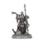 WARHAMMER AGE OF SIGMAR: CAJA DE INICIO DE PUNTA DE LANZA (ESPAÑOL). La Era de Sigmar es una era de guerra sin fin. Durante siglos, los formidables Forjados en la Tormenta han luchado contra las fuerzas del mal, pero ahora parece haber llegado la Hora de la Ruina con incontables hordas de escurridizos Skaven inundando los Reinos Mortales. Tan poderoso es su armamento arcano que el Dios Rey Sigmar ha enviado a sus guerreros más poderosos para frenar la marea. A la cabeza de esta resplandeciente hueste marchan las cámaras de Perdición, guerreros que han muerto tantas veces que se parecen más a armas vivientes que a los humanos que protegen. Este set es perfecto para empezar con Warhammer Age of Sigmar, un apasionante universo de fantasía del que puedes formar parte coleccionando ejércitos, pintándolos y combatiendo con tus amistades. El manual de 72 páginas contiene todo lo que necesitas para empezar con todos los aspectos de este emocionante hobby; aprenderás a montar y pintar tus miniaturas, descubrirás el universo al que pertenecen y disputarás con ellas emocionantes batallas. También incluye el libro Punta de lanza: Fuego y jade, que contiene todas las reglas adicionales que necesitas para jugar al vertiginoso modo de juego Punta de lanza, junto con un tapete de juego de dos caras en el que jugar tus partidas de Punta de lanza. Incluso encontrarás dos fuerzas completas de Punta de lanza, para que te lances a jugar partidas tácticas e intensas desde el primer momento.
