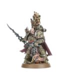 KILL TEAM: CAJA DE INICIO (ESPAÑOL). En el despiadado universo del lejano futuro, los proyectiles explosivos silban en el aire, las espadas sierra se revolucionan ávidas de sangre y los pies blindados golpean contra un suelo accidentado. Aquí y ahora, la batalla depende de la temeridad de un simple puñado de guerreros. ¿Tienes lo que se necesita para comandarlos y llevarlos a la victoria? Kill Team es un juego de mesa lleno de acción con intensas escaramuzas ambientadas en el 41.º Milenio, el telón de fondo de Warhammer 40,000. Esta caja de inicio contiene todo lo que dos jugadores necesitan para dar sus primeros pasos en Kill Team. Contiene dos comandos completos: los sobrehumanos Marines Espaciales de los Ángeles de la Muerte y sus corruptos homólogos, los infectos Marines de Plaga de la Guardia de la Muerte. Además, contiene todas las demás herramientas y accesorios que necesitas y una serie de escenarios introductorios para que te familiarices con los conceptos básicos de las batallas tácticas ultrarrápidas. También trae tres láminas de terreno fabricadas en madera FDM con ilustraciones impresas: solo hay que encajarlas, sin necesidad de pegamento ni pintura, y se desmontan de nuevo fácilmente para guardarlas. Toda la caja se ha diseñado para montarse y estar lista para jugar en tan solo 30 minutos.