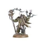 KILL TEAM: CAJA DE INICIO (ESPAÑOL). En el despiadado universo del lejano futuro, los proyectiles explosivos silban en el aire, las espadas sierra se revolucionan ávidas de sangre y los pies blindados golpean contra un suelo accidentado. Aquí y ahora, la batalla depende de la temeridad de un simple puñado de guerreros. ¿Tienes lo que se necesita para comandarlos y llevarlos a la victoria? Kill Team es un juego de mesa lleno de acción con intensas escaramuzas ambientadas en el 41.º Milenio, el telón de fondo de Warhammer 40,000. Esta caja de inicio contiene todo lo que dos jugadores necesitan para dar sus primeros pasos en Kill Team. Contiene dos comandos completos: los sobrehumanos Marines Espaciales de los Ángeles de la Muerte y sus corruptos homólogos, los infectos Marines de Plaga de la Guardia de la Muerte. Además, contiene todas las demás herramientas y accesorios que necesitas y una serie de escenarios introductorios para que te familiarices con los conceptos básicos de las batallas tácticas ultrarrápidas. También trae tres láminas de terreno fabricadas en madera FDM con ilustraciones impresas: solo hay que encajarlas, sin necesidad de pegamento ni pintura, y se desmontan de nuevo fácilmente para guardarlas. Toda la caja se ha diseñado para montarse y estar lista para jugar en tan solo 30 minutos.