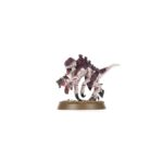 WARHAMMER 40,000: CAJA DE INICIO (ESPAÑOL). En el despiadado universo del lejano futuro solo hay guerra. En los dispersos mundos del Imperium de la Humanidad, en la galaxia asediada por tormentas disformes y conflicto sin fin, los ejércitos de la humanidad luchan por sobrevivir. El Imperium está al borde de la aniquilación tras la aparición de las flotas colmena Tiránidas procedentes del frío vacío interestelar. Los Marines Espaciales son la última línea de defensa entre esta voraz amenaza alienígena y los atribulados mundos del reino imperial. Sumérgete en el 41.º Milenio con la Caja de inicio definitiva de Warhammer 40,000, la cual te trae una experiencia introductoria completa con un montón de miniaturas, un campo de batalla sobre el que luchar, manuales de instrucciones y todos los dados que necesitas para jugar tus primeras partidas. Elige entre los superhumanos Marines Espaciales o los enjambres Tiránidos, pásale la vara de mando del otro ejército a un colega o familiar y combate durante horas de apasionante entretenimiento. No hay mejor manera de dar tus primeros pasos en el fascinante mundo de Warhammer 40,000. Esta caja es además también ideal para expandir tus colecciones ya existentes.