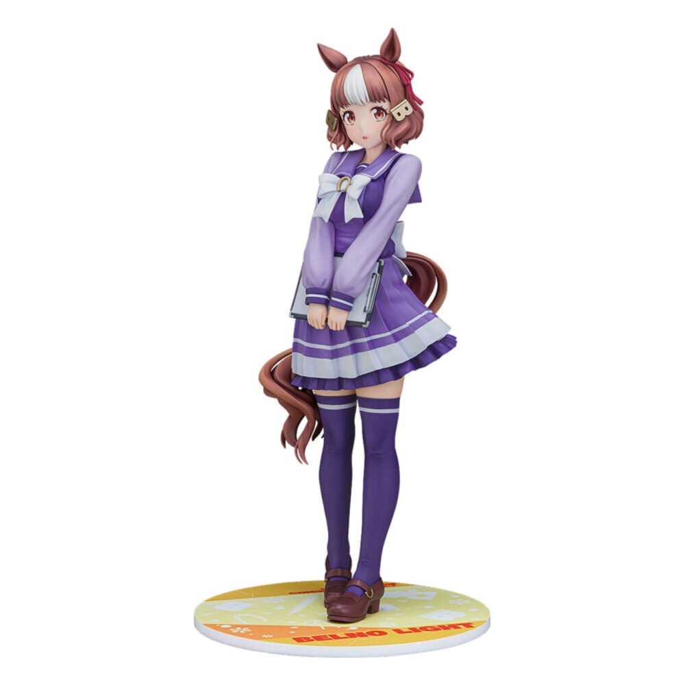 BELMO LIGHT UMA MUSUME PRETTY DERBY ESTATUA PVC 1/7. En el colorido mundo de Uma Musume Pretty Derby, cada personaje representa una mezcla única de energía deportiva y encanto, inspirada en el mundo de las carreras de caballos. Belno Light es una de estas chicas con rasgos tanto humanos como equinos, que evoluciona en un entorno que mezcla la competición, la amistad y la superación personal. Con su comportamiento tímido y diligente, Belno Light transmite una personalidad discreta y entrañable. Dentro del juego y en toda la franquicia, destaca por su dedicación y su deseo de crecer, transmitiendo siempre una impresión de seriedad y amabilidad. Esta figura la retrata con su uniforme escolar violeta, con un gran lazo blanco en el pecho y una falda plisada con rayas más claras. Unos calcetines a juego hasta los muslos y unos mocasines marrones completan el look. Su cabello castaño con una mecha blanca, peinado con una horquilla y una cinta roja, revela sus orejas de caballo y una cola cuidadosamente esculpida, lo que enfatiza sus orígenes Uma Musume. Sostiene una carpeta gris en sus brazos, lo que refuerza su imagen estudiosa. Fabricada en PVC y a escala 1/7, esta figura de 25 centímetros muestra detalles tan precisos como los pliegues realistas de su ropa, las sutiles gradaciones de color de su cabello y una base circular decorada en amarillo y blanco. La pieza destaca su actitud reservada y refleja fielmente su diseño original.