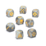 TRIBES OF THE WASTELANDS DICE WARHAMMER NECROMUNDA. Los Ash Waste Nomads de Necromunda pueden parecer un grupo heterogéneo y variopinto, pero en realidad son algunos de los guerreros más resistentes del planeta. En la guerra, luchan con habilidad, combinada con la desesperación de los combatientes que dependen del equipo recuperado para sobrevivir. Este es un conjunto de ocho dados de seis caras con esquinas redondeadas para usar en partidas de Necromunda, con temática de las bandas de los Nómadas de las Cenizas. Están fabricados en plástico acrílico con un efecto de remolino gris ceniza, con marcas y diseños amarillos, y miden 16 mm en cada lado. En el D6 estándar, las caras del 1 al 5 tienen los puntos tradicionales y cada cara del «6» está decorada con el icono de los Nómadas de las Cenizas.