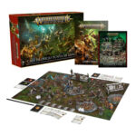 WARHAMMER AGE OF SIGMAR: CAJA DE INICIO DE PUNTA DE LANZA (ESPAÑOL). La Era de Sigmar es una era de guerra sin fin. Durante siglos, los formidables Forjados en la Tormenta han luchado contra las fuerzas del mal, pero ahora parece haber llegado la Hora de la Ruina con incontables hordas de escurridizos Skaven inundando los Reinos Mortales. Tan poderoso es su armamento arcano que el Dios Rey Sigmar ha enviado a sus guerreros más poderosos para frenar la marea. A la cabeza de esta resplandeciente hueste marchan las cámaras de Perdición, guerreros que han muerto tantas veces que se parecen más a armas vivientes que a los humanos que protegen. Este set es perfecto para empezar con Warhammer Age of Sigmar, un apasionante universo de fantasía del que puedes formar parte coleccionando ejércitos, pintándolos y combatiendo con tus amistades. El manual de 72 páginas contiene todo lo que necesitas para empezar con todos los aspectos de este emocionante hobby; aprenderás a montar y pintar tus miniaturas, descubrirás el universo al que pertenecen y disputarás con ellas emocionantes batallas. También incluye el libro Punta de lanza: Fuego y jade, que contiene todas las reglas adicionales que necesitas para jugar al vertiginoso modo de juego Punta de lanza, junto con un tapete de juego de dos caras en el que jugar tus partidas de Punta de lanza. Incluso encontrarás dos fuerzas completas de Punta de lanza, para que te lances a jugar partidas tácticas e intensas desde el primer momento.