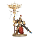CUSTODIAN WARDENS WARHAMMER 40,000. Los Adeptus Custodes son una fuerza gloriosa y muy admirada. En los primeros días del Imperium marcharon a la guerra junto al propio Emperador, presentando un espectáculo digno de la majestad del Maestro de la Humanidad. Al igual que sus armas y armaduras siempre se han fabricado para reflejar su gloria marcial, también es así con los orgullosos estandartes conocidos como vexillas, que algunos de los Custodians más veteranos llevan a la guerra. Pocas compañías escudo marchan a la guerra sin vexillas ondeando sobre ellas. Este kit de plástico multicomponente contiene las piezas necesarias para montar un Vexilus Praetor de los Custodian Wardens. Va ataviado con una espectacular servoarmadura de auramita de excelente manufactura, cubierta de simbología del Emperador esculpida, águilas Imperiales, relámpagos, gemas y filigranas. Va armado con un hacha de castellano o una lanza de guardián, pero lo que más destaca es su enorme vexilla ornamentado. Este tiene casi el doble de la altura del propio praetor (sin contar el penacho del casco), y es sin duda una visión inspiradora, mostrando una gran águila bicéfala con gemas, púas y cuerdas con pesadas borlas. Además del Vexilus Praetor, este kit permite montar a 4 Custodian Wardens, o 3 Custodian Wardens y un Shield-Captain. Los Custodian Wardens también pueden armarse con hacha de castellano o lanza de guardián. El Shield-Captain tienen sus propias hombreras, placas de los muslos, penacho y daga misericordia, además de las opciones normales de armamento.