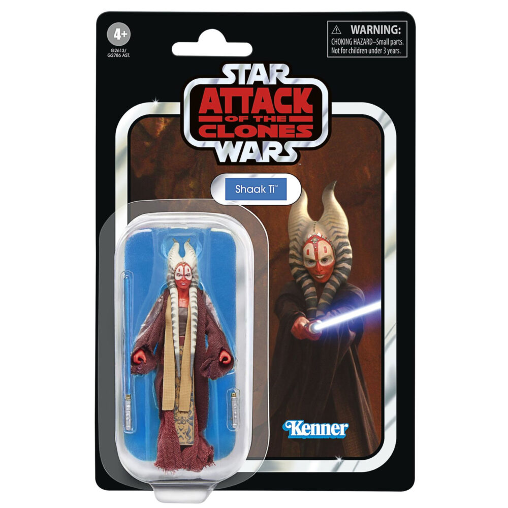 SHAAK TI VINTAGE COLLECTION STAR WARS ATTACK OF THE CLONES. Hasbro añade a su línea The Vintage Collection la figura de Shaak Ti, basada en la apariencia de su personaje en la película "Star Wars: Attack of the Clones" ("Star Wars: El ataque de los clones" en España). Mide 9,5 cm y cuenta con múltiples puntos de articulación. Incluye 1x túnica de tela, 1x sable de luz azul y 1x empuñadura no iluminada. Su embalaje tipo blíster reproduce el estilo clásico de Kenner, con logotipo vintage y numeración para coleccionistas. UNIDADES LIMITADAS.