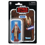 SHAAK TI VINTAGE COLLECTION STAR WARS ATTACK OF THE CLONES. Hasbro añade a su línea The Vintage Collection la figura de Shaak Ti, basada en la apariencia de su personaje en la película "Star Wars: Attack of the Clones" ("Star Wars: El ataque de los clones" en España). Mide 9,5 cm y cuenta con múltiples puntos de articulación. Incluye 1x túnica de tela, 1x sable de luz azul y 1x empuñadura no iluminada. Su embalaje tipo blíster reproduce el estilo clásico de Kenner, con logotipo vintage y numeración para coleccionistas. UNIDADES LIMITADAS.