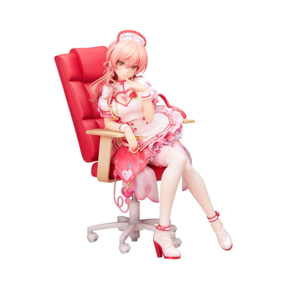 Mika jougasaki halloween love nurse the idolmaster cinderella girls estatua pvc 1/7.  en el universo de the idolmaster cinderella girls, mika jougasaki destaca como una ídolo segura de sí misma y carismática, que siempre cautiva a su público con su deslumbrante presencia en el escenario. Con su estilo atrevido y su personalidad asertiva, es una de las ídolos más emblemáticas de la serie. Esta figura la retrata en la versión halloween love nurse, un atuendo alternativo que es a la vez divertido y llamativo. El tema de la enfermera se reimagina aquí con un toque colorido e inspirado en la fantasía que encarna a la perfección su naturaleza atrevida y coqueta. El carácter de mika brilla a través de esta mezcla de dulzura y encanto. Se la representa con un vestido corto de enfermera en tonos rosa y blanco, decorado con motivos de corazones y finos accesorios. Relajada en una silla de oficina roja a juego con su atuendo, adopta una pose elegante pero traviesa. Su larga melena rosa cae en cascada en mechones ondulados, complementando los detalles de su uniforme. Las medias blancas y los zapatos de tacón rojos añaden el toque final, realzando su postura con las piernas cruzadas. A escala 1/7, con una altura de unos 25 centímetros, esta figura de pvc presenta un esculpido intrincado en las texturas y los accesorios: desde el estetoscopio y los volantes de su falda hasta la silla cuidadosamente diseñada. El resultado es una pieza de exposición completa y armoniosa que destacará en cualquier colección.