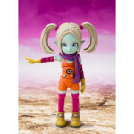 PANZY DRAGON BALL DAIMA SH FIGUARTS. Dentro del universo Dragon Ball, Panzy destaca por su colorida apariencia y su vivaz personalidad. Ella representa el encanto caprichoso de los personajes secundarios que enriquecen la franquicia con sus diseños únicos y memorables. Esta figura S.H. Figuarts la representa en su forma «Mini», en una pose dinámica con un brazo extendido hacia adelante, como si estuviera señalando o dando una orden. Su sonrisa juguetona y sus ojos muy abiertos resaltan su naturaleza traviesa y enérgica. Su diseño presenta una piel azulada que contrasta con un traje naranja brillante, combinado con guantes amarillos, una bufanda morada y protectores de piernas rosas. Su cabello rubio está peinado con dos coletas altas, lo que realza su aspecto descarado, mientras que sus botas amarillas con correas plateadas añaden un fiel toque final. Con una altura de unos 8 cm, esta figura de PVC/ABS forma parte de la línea S.H. Figuarts de Bandai. A pesar de su pequeño tamaño, conserva el detallado modelado y el cuidadoso trabajo de pintura por los que es conocida la serie, lo que la convierte en un complemento perfecto junto a otros personajes.