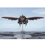 MEGAGUIRUS GODZILLA VS MEGAGUIRUS SH MONSTER ARTS. En el universo de Godzilla, Megaguirus es un temible kaiju nacido de la evolución de Meganulon y Meganula. Este monstruo alado, parecido a un insecto, es rápido y agresivo, y drena la energía de sus enemigos para desatar un poder devastador. Con su diseño insectoide y sus enormes alas, Megaguirus destaca como uno de los enemigos más singulares de Godzilla. El «Evolution Set» de la línea S.H. MonsterArts captura el ciclo de vida completo de la criatura. Incluye varias figuras de Meganulon y Meganula, junto con Megaguirus en su forma adulta, representado en pleno vuelo sobre un soporte transparente. El set permite a los coleccionistas recrear la progresión del monstruo desde la larva que se arrastra hasta la destructiva etapa final. La figura principal de Megaguirus presenta texturas finamente esculpidas, un cuerpo detallado y alas extendidas con llamativos reflejos rojos y negros. Las criaturas más pequeñas están cuidadosamente elaboradas para complementar la exposición, mientras que la base transparente realza la impresión de movimiento aéreo. Con una altura aproximada de 21 cm, este set de PVC pertenece a la serie S.H. MonsterArts de Bandai, famosa por su precisión y sus acabados de alta calidad. Es una pieza imprescindible tanto para los entusiastas de los kaiju como para los fans de Godzilla.