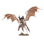 TYRANIDS HIVE TYRANT. Los Tiránidos de Enjambre promulgan la voluntad de la Mente enjambre en el campo de batalla, como comandantes masivos del enjambre tiránido. Los Tiranos de Enjambre alados son engendrados para controlar bandadas aéreas y proporcionar un nexo sináptico móvil. Empuñando un arsenal de armas orgánicas de pesadilla, sus monstruosas formas se unen al poder sináptico de la Mente enjambre, y estos temibles líderes siembran el terror y la muerte allí donde cae la oscura sombra de sus alas. Con este kit de plástico multicomponente puedes montar un Tirano de Enjambre Alado, una bestia impresionante e increíblemente dinámica que puedes montar para asumir diversas funciones en el campo de batalla. Esta imponente criatura es una pieza central adecuada para cualquier ejército tiránido: se presenta con las alas fibrosas y desgarradas extendidas, dejando solo su cola de serpiente en contacto con el suelo, como si se lanzara a volar o se abalanzara sobre su presa. El kit cuenta con una gran variedad de armas, incluyendo dos garras afiladas, un cañón venenoso pesado, un cañón estrangulador, una espada ósea y un látigo, así como biomorfos como glándulas y sacos de toxinas, además de otras piezas para personalizar tu Tirano de Enjambre Alado. También puedes montar este kit como Tirano de Enjambre sin alas, o como el terrible Señor de la Horda. Este set consta de 59 piezas de plástico y se suministra con una peana Citadel redonda de 60mm. Esta miniatura se suministra sin pintar y requiere montaje. Recomendamos utilizar pegamento para plástico Citadel y pinturas Citadel.