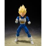 SUPER SAIYAN VEGETA DANGEROUS PRIDE DRAGON BALL Z SH FIGUARTS. De la línea S.H.Figuarts llega Vegeta Super Saiyan de Dragon Ball Z, con su atuendo de la saga Cell y realizado con un esculpido completamente nuevo. Cada detalle, desde las proporciones y el volumen del cabello hasta las expresiones faciales, ha sido cuidadosamente diseñado para reflejar el estilo de animación de la época. Este lanzamiento incorpora el sistema de articulación perfeccionado desarrollado para la serie S.H.Figuarts Dragon Ball, incluyendo el nuevo «Dynamic-Movable Shoulder System» (patente en trámite), que permite poses más dinámicas y naturales. Con esta nueva estructura, la presencia de Vegeta como orgulloso Super Saiyan queda plenamente representada.