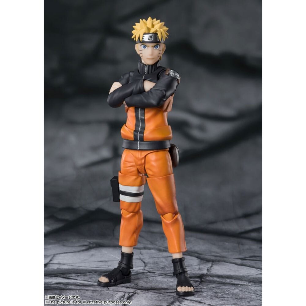 Naruto uzumaki jinchuuriki with hope naruto shippuden sh figuarts re-run. Naruto uzumaki es el héroe epónimo del famoso anime naruto shippuden. Huérfano desde su nacimiento, creció rechazado por los habitantes de konoha debido al demonio zorro de nueve colas, kyûbi, sellado en su interior. Sin embargo, impulsado por una voluntad inquebrantable y el sueño de convertirse en hokage, naruto logró ganarse el respeto de todos. Este decidido shinobi encarna los valores de la amistad, la perseverancia y la esperanza, y desempeña un papel fundamental en la gran guerra ninja. Naruto uzumaki regresa en esta emblemática versión titulada the jinchuriki entrusted with hope, en una figura articulada llena de carisma. Con su traje naranja y negro de la segunda parte de la serie, los brazos cruzados y la mirada decidida, el ninja de konoha encarna aquí toda la fuerza de su voluntad. Esta figura s. H. Figuarts de bandai combina fidelidad visual y articulación fluida. Los detalles del rostro, desde el pelo erizado hasta la cinta frontal de konoha, están cuidados al máximo, y la postura naturalmente segura realza la personalidad de naruto en plena guerra shinobi. Con sus articulaciones discretas pero eficaces, permite numerosas poses dinámicas o icónicas. Esta versión captura un momento clave en el que naruto se convierte en un símbolo de esperanza para sus compañeros y el mundo ninja. Mide aproximadamente 15 cm de altura, un tamaño ideal para acompañar a otros personajes de la gama. Perfecta para los fans de naruto shippuden que deseen enriquecer su colección con una pieza fiel, articulada y expresiva.