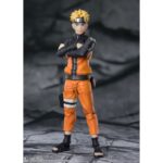 NARUTO UZUMAKI JINCHUURIKI WITH HOPE NARUTO SHIPPUDEN SH FIGUARTS RE-RUN. Naruto Uzumaki es el héroe epónimo del famoso anime Naruto Shippuden. Huérfano desde su nacimiento, creció rechazado por los habitantes de Konoha debido al demonio zorro de nueve colas, Kyûbi, sellado en su interior. Sin embargo, impulsado por una voluntad inquebrantable y el sueño de convertirse en Hokage, Naruto logró ganarse el respeto de todos. Este decidido shinobi encarna los valores de la amistad, la perseverancia y la esperanza, y desempeña un papel fundamental en la gran guerra ninja. Naruto Uzumaki regresa en esta emblemática versión titulada The Jinchuriki entrusted with Hope, en una figura articulada llena de carisma. Con su traje naranja y negro de la segunda parte de la serie, los brazos cruzados y la mirada decidida, el ninja de Konoha encarna aquí toda la fuerza de su voluntad. Esta figura S.H.Figuarts de Bandai combina fidelidad visual y articulación fluida. Los detalles del rostro, desde el pelo erizado hasta la cinta frontal de Konoha, están cuidados al máximo, y la postura naturalmente segura realza la personalidad de Naruto en plena guerra shinobi. Con sus articulaciones discretas pero eficaces, permite numerosas poses dinámicas o icónicas. Esta versión captura un momento clave en el que Naruto se convierte en un símbolo de esperanza para sus compañeros y el mundo ninja. Mide aproximadamente 15 cm de altura, un tamaño ideal para acompañar a otros personajes de la gama. Perfecta para los fans de Naruto Shippuden que deseen enriquecer su colección con una pieza fiel, articulada y expresiva.