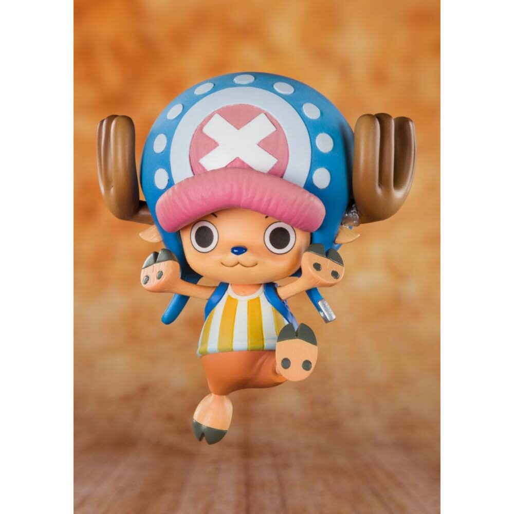 CHOPPER COTTON CANDY LOVER ONE PIECE FIGUARTS ZERO. Tony Tony Chopper, médico del Sombrero de Paja y mascota adorada de la tripulación, encarna la ternura y el coraje que caracterizan a One Piece. Siempre dispuesto a ayudar a sus amigos, este pequeño reno de curiosidad desbordante esconde una fuerza y una determinación a la altura de los piratas más grandes. Esta figura FiguartsZERO rinde homenaje a su cariñoso apodo de Cotton Candy Lover con una puesta en escena alegre y llena de vida. Chopper aparece saltando, con los brazos abiertos y una sonrisa radiante, en una postura que irradia buen humor. Su gran sombrero azul con una cruz blanca y su hocico redondo son inmediatamente reconocibles. Los colores pastel (azul, rosa y beige) refuerzan la suavidad del conjunto. Su traje a rayas amarillas y blancas, combinado con sus pantalones cortos naranjas, está pintado con cuidado y precisión. Los acabados mates y los sutiles sombreados resaltan la redondez y la ligereza del personaje. Con sus 7 cm de altura, esta figura de PVC captura a la perfección el espíritu entrañable de Chopper en un formato compacto y luminoso. Imprescindible para cualquier coleccionista de One Piece o fan del médico pirata más entrañable.