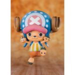 CHOPPER COTTON CANDY LOVER ONE PIECE FIGUARTS ZERO. Tony Tony Chopper, médico del Sombrero de Paja y mascota adorada de la tripulación, encarna la ternura y el coraje que caracterizan a One Piece. Siempre dispuesto a ayudar a sus amigos, este pequeño reno de curiosidad desbordante esconde una fuerza y una determinación a la altura de los piratas más grandes. Esta figura FiguartsZERO rinde homenaje a su cariñoso apodo de Cotton Candy Lover con una puesta en escena alegre y llena de vida. Chopper aparece saltando, con los brazos abiertos y una sonrisa radiante, en una postura que irradia buen humor. Su gran sombrero azul con una cruz blanca y su hocico redondo son inmediatamente reconocibles. Los colores pastel (azul, rosa y beige) refuerzan la suavidad del conjunto. Su traje a rayas amarillas y blancas, combinado con sus pantalones cortos naranjas, está pintado con cuidado y precisión. Los acabados mates y los sutiles sombreados resaltan la redondez y la ligereza del personaje. Con sus 7 cm de altura, esta figura de PVC captura a la perfección el espíritu entrañable de Chopper en un formato compacto y luminoso. Imprescindible para cualquier coleccionista de One Piece o fan del médico pirata más entrañable.