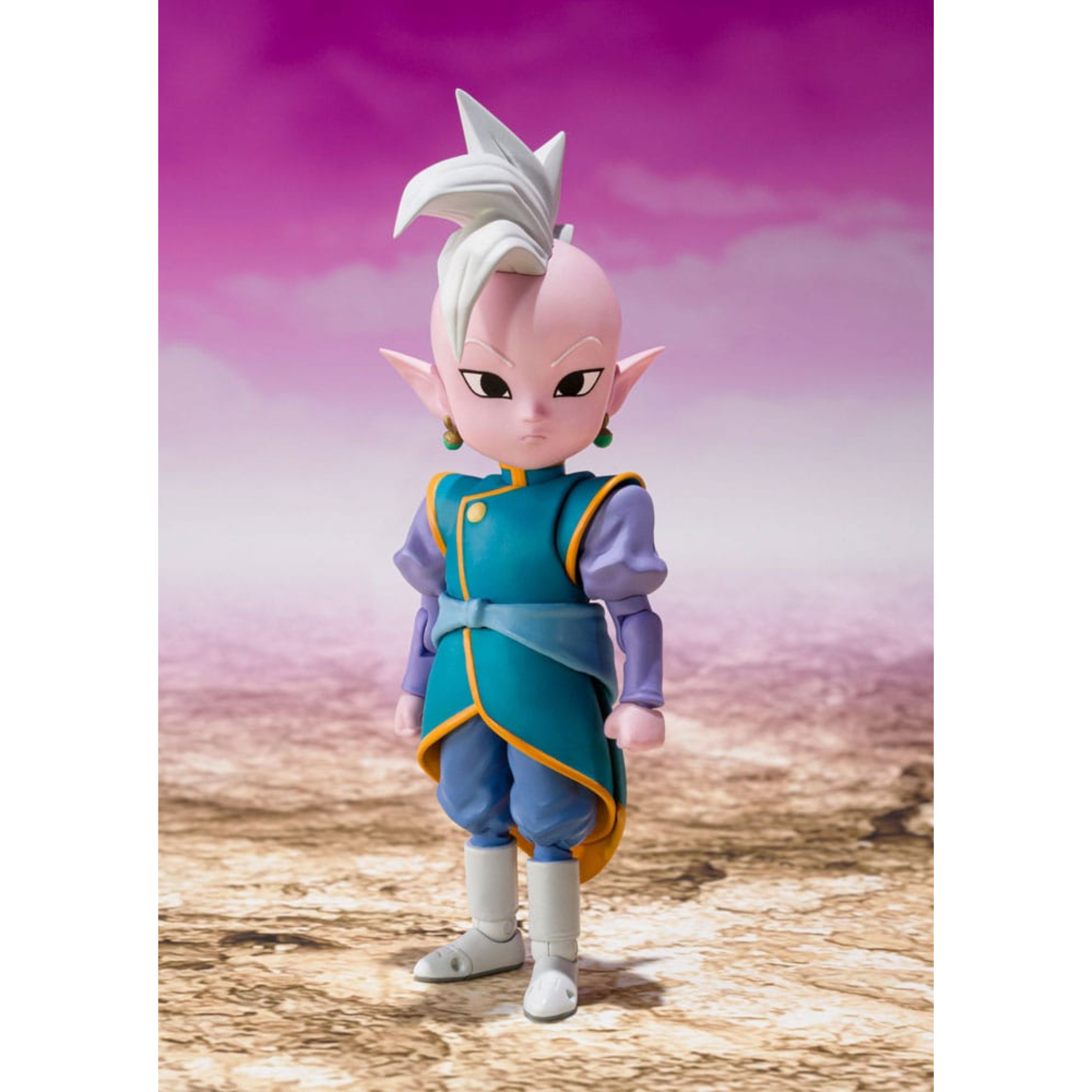 KAI DAIMA MINI DRAGON BALL DAIMA SH FIGUARTS Kai daima mini dragon ball daima sh figuarts. en el universo de dragon ball z, el kai supremo del este, comúnmente conocido como kai, es una de las deidades encargadas de mantener el equilibrio en todo el cosmos. A pesar de su apariencia juvenil y su pequeña estatura, encarna una gran sabiduría y ejerce formidables poderes divinos. Su papel se vuelve fundamental durante la saga de majin buu, donde se une a goku y los demás en su lucha contra la amenaza. Esta figura de s. H. Figuarts captura fielmente su aspecto característico: piel clara, orejas grandes y puntiagudas y cabello plateado hacia arriba que realza su aspecto distintivo. Su postura erguida y segura refleja su autoridad divina, al tiempo que transmite la dulzura característica de su personalidad. Su atuendo está cuidadosamente reproducido: una túnica turquesa con ribetes amarillos, una faja azul atada a la cintura y pantalones holgados. Las botas blancas y los icónicos pendientes potara completan su reconocible diseño de la serie. Con una altura de unos 7 cm, esta versión «mini» de kai pertenece a la colección s. H. Figuarts de bandai, famosa por su sutil articulación y sus detalles de calidad. A pesar de su menor tamaño, la figura mantiene un acabado nítido y encaja a la perfección con los demás personajes de la línea.