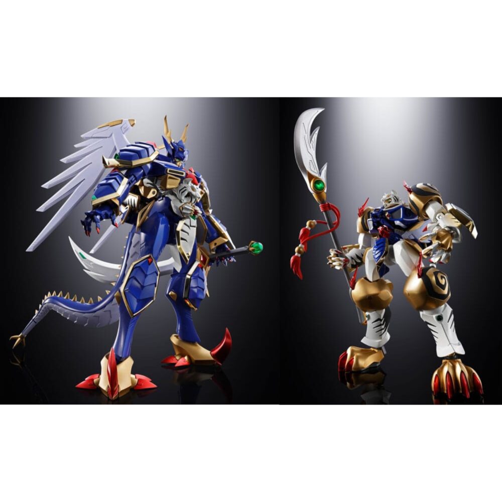 GX-119 DRAGON TIGER KING / TIGER DRAGON KING SUPER ROBOT WARS OG SOUL OF CHOGOKIN. Ryuko-O y Koryu-O, procedentes del universo Super Robot Wars: Original Generations, son dos mechas legendarios que destacan por su potencia bruta y su imponente estilo. Figuras emblemáticas de la franquicia, encarnan la dualidad entre la fuerza salvaje y el dominio marcial en un mundo donde reinan los combates entre robots gigantes. La figura GX-119 reúne a estos dos titanes mecánicos en una versión transformable de aspecto majestuoso. Ryuko-O, esbelto, tiene alas y una postura erguida que evoca a una criatura celestial. Koryu-O, más robusto, presenta formas compactas y una musculatura mecánica realzada por sus enormes garras. Juntos, ilustran la complementariedad de dos fuerzas distintas. El nivel de detalle es notable: armaduras metálicas brillantes en azul, blanco y dorado, expresiones feroces, armas imponentes (cetro con orbe verde, espada curva, garras macizas) y elementos móviles como las alas, la cola o los cuernos. Cada pieza está finamente esculpida, con acabados metálicos que acentúan su poderosa presencia. Con una altura de unos 20 cm, esta figura de metal pertenece a la colección Soul of Chogokin de Tamashii Nations. El set permite recrear las dos formas con transformación, articulación avanzada y acabado de primera calidad. Una pieza imprescindible para los fans de los mechas tácticos y los robots legendarios.