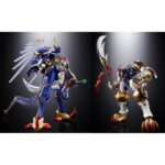 GX-119 DRAGON TIGER KING / TIGER DRAGON KING SUPER ROBOT WARS OG SOUL OF CHOGOKIN. Ryuko-O y Koryu-O, procedentes del universo Super Robot Wars: Original Generations, son dos mechas legendarios que destacan por su potencia bruta y su imponente estilo. Figuras emblemáticas de la franquicia, encarnan la dualidad entre la fuerza salvaje y el dominio marcial en un mundo donde reinan los combates entre robots gigantes. La figura GX-119 reúne a estos dos titanes mecánicos en una versión transformable de aspecto majestuoso. Ryuko-O, esbelto, tiene alas y una postura erguida que evoca a una criatura celestial. Koryu-O, más robusto, presenta formas compactas y una musculatura mecánica realzada por sus enormes garras. Juntos, ilustran la complementariedad de dos fuerzas distintas. El nivel de detalle es notable: armaduras metálicas brillantes en azul, blanco y dorado, expresiones feroces, armas imponentes (cetro con orbe verde, espada curva, garras macizas) y elementos móviles como las alas, la cola o los cuernos. Cada pieza está finamente esculpida, con acabados metálicos que acentúan su poderosa presencia. Con una altura de unos 20 cm, esta figura de metal pertenece a la colección Soul of Chogokin de Tamashii Nations. El set permite recrear las dos formas con transformación, articulación avanzada y acabado de primera calidad. Una pieza imprescindible para los fans de los mechas tácticos y los robots legendarios.