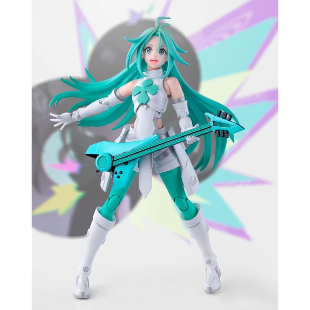 LUCKY CYAN TO BE HERO X SH FIGUARTS. En el universo extravagante y futurista de To Be Hero X, Lucky Cyan encarna a una heroína pop con aires de guerrera e ídolo virtual. Con su estilo deslumbrante y su energía desbordante, combina actuaciones musicales y enfrentamientos dinámicos en una serie que mezcla humor, acción y estética cyber-pop. La figura la muestra en plena acción, con la guitarra en la mano, lista para lanzar un ataque o un solo devastador. Su expresión decidida, su postura abierta y su brazo extendido reflejan a la perfección su papel de protagonista segura de sí misma, tan carismática como combativa. Su diseño es fiel a la obra: larga melena turquesa en movimiento, traje blanco realzado con toques de verde menta, guantes sin dedos y botas altas a juego. La guitarra futurista que sostiene está esculpida con precisión, con detalles estilizados que acentúan su aspecto electro-pop. Cada elemento visual está pensado para resaltar su identidad sonora y visual. Con una altura de unos 15 cm, esta figura de PVC forma parte de la gama S.H. Figuarts de Bandai. Las articulaciones integradas permiten numerosas poses expresivas, mientras que el acabado nítido garantiza una gran legibilidad de los detalles. Perfecta para los fans de los personajes enérgicos y los diseños modernos.