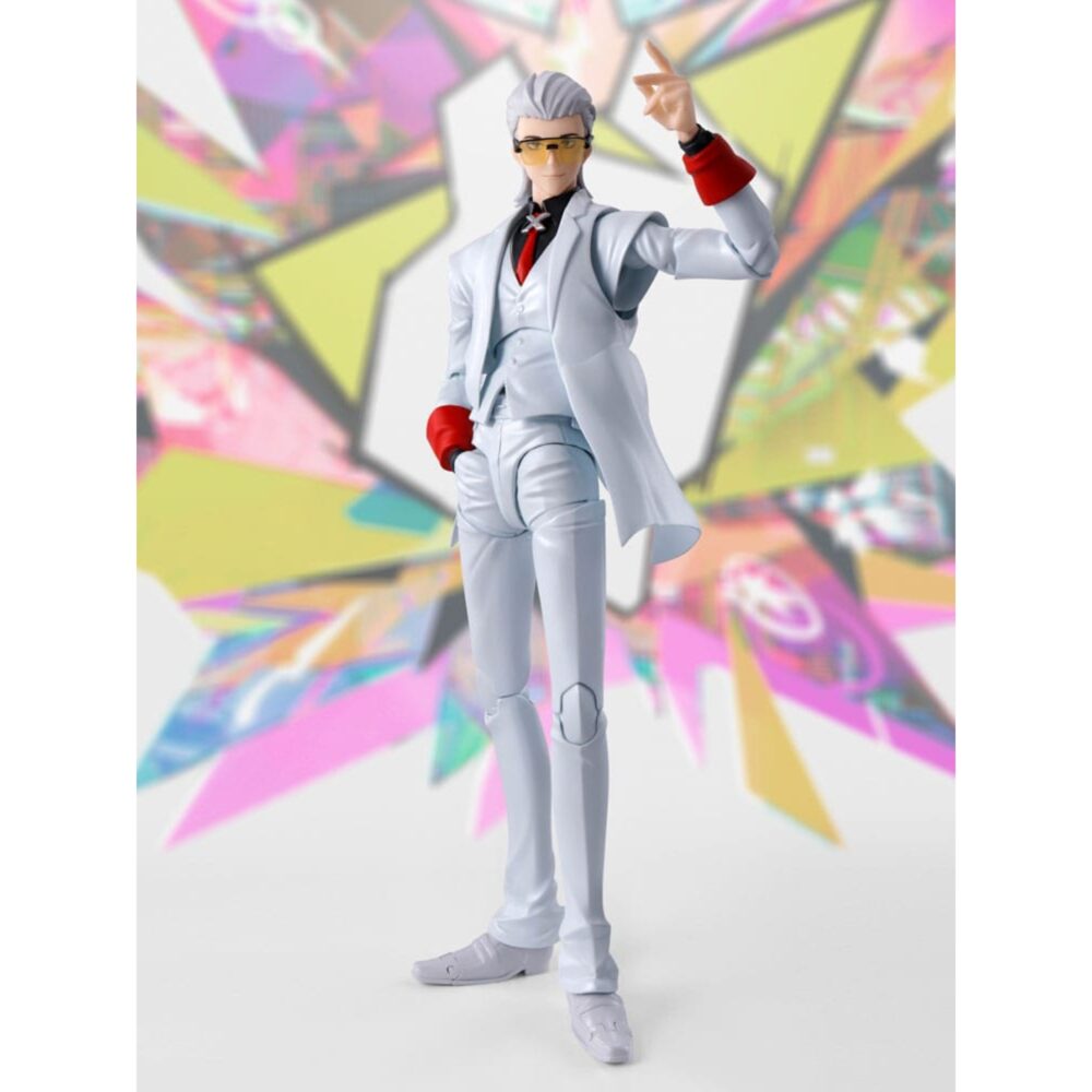 X TO BE HERO X SH FIGUARTS. Personaje central de To Be Hero X, X encarna el misterio, la clase y la ironía en un universo tan colorido como caótico. Verdadero enigma, navega entre la manipulación y el carisma, e impone su estilo único en una serie donde lo absurdo se codea con la estética ultraestilizada. La figura lo presenta en una postura segura, con un dedo levantado como para subrayar un comentario mordaz o un remate memorable. Su silueta esbelta, su mirada oculta tras unas gafas tintadas y su traje inmaculado capturan a la perfección su aspecto de estratega elegante y distante. El diseño es muy fiel: traje blanco de tres piezas con chaleco y chaqueta larga, camisa negra a juego, corbata roja brillante y guantes rojos. El pelo plateado peinado hacia atrás refuerza su carisma visual. Cada pliegue del traje y cada accesorio están representados con precisión para respetar su estilo sofisticado. Con una altura aproximada de 16 cm, esta figura de PVC forma parte de la colección S.H. Figuarts de Bandai. Las articulaciones bien integradas permiten adoptar diversas poses emblemáticas sin afectar a la nitidez de las líneas. Una elección ideal para los amantes de los personajes enigmáticos y elegantes.