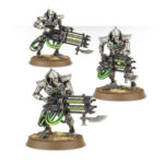 NECRONS: IMMORTALS WARHAMMER 40,000. Como tropas de choque del ejército Necron, las falanges de Immortals luchan por la victoria usando todas las tácticas a su alcance, y son capaces de soportar fácilemente una salva de fuego de bólter pesado. Los Necron Immortals poseen la clásica cara de esqueleto metálico tan espeluznante y típica de su raza. Sus largas extremidades tienen pernos en las articulaciones, su cuerpo tiene un aspecto encorvado y su cabeza y hombros van protegidos por un collarín blindado. Lucen sutiles iconos Necrons en el esternón. Puedes equipar a tus Immortals con los devastadores blásteres gauss o con carabinas tesla. Esta caja de miniaturas multicomponente de plástico contiene 80 piezas, dos hojas de calcomanías Necron y cinco peanas redondas Citadel de 32 mm, con las que montar cinco Necron Immortals o cinco Necron Deathmarks.