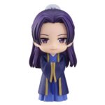 JINSHI THE APOTHECARY DIARIES NENDOROID. En el refinado y complejo mundo de The Apothecary Diaries, Jinshi destaca como una figura misteriosa dentro de la corte imperial. Es un personaje lleno de carisma y ambigüedad que desempeña un papel clave en las intrigas palaciegas, mientras que su relación con Maomao revela tanto su autoridad como su profundidad oculta. En equilibrio entre el poder y el encanto, Jinshi desprende un aura que atrae la atención allá donde va. Su importancia en la historia va más allá de su rango social, ya que sus conexiones personales, en particular con el joven boticario, añaden matices a su personaje. Esta figura Nendoroid lo captura en un adorable estilo chibi, vestido con una túnica azul tradicional adornada con oro. Su cabello violeta, recogido cuidadosamente con una cinta pálida, enmarca su rostro sereno y sus ojos morados, que irradian dignidad y elegancia, con un sutil toque de suavidad. Fabricada en PVC y con una altura de unos 10 centímetros, esta Nendoroid incluye múltiples caras y accesorios, lo que permite una amplia gama de poses y expresiones. Desde su sonrisa pícara hasta su expresión severa, junto con objetos como una bolsa, un pergamino y una botella, cada pieza realza el placer de exhibir a este icónico personaje.