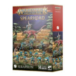 SPEARHEAD SERAPHON WARHAMMER AGE OF SIGMAR. Los reptilianos Serafones se esfuerzan incansablemente por hacer avanzar el Gran Plan de los Ancestrales, devolviendo el verdadero orden y equilibrio a los reinos deformados por los Dioses Oscuros. Sus ejércitos ven a saurios de sangre fría y feroces bestias escamosas luchar juntos como una única fuerza potente: una fusión de violencia depredadora y poder cósmico esotérico que pocos pueden resistir. Si quieres ejercer un poder antiguo y de sangre fría para limpiar la mancha del Caos de los Reinos Mortales, esta caja es la forma perfecta de comenzar un nuevo ejército de Serafones (o ampliar una colección ya existente) y ahorra más que si las compras por separado. Contiene una equilibrada selección de unidades que te permitirá desplegar un ejército de reptilianos Serafones en el tablero de juego con solo estas miniaturas. Esta caja incluye las siguientes miniaturas multicomponente de plástico: 1 Saurio Viejaestirpe en Carnosaurio y 1 Saurio Viejaestirpe a pie, que también se puede montar como un Saurio Veterano en Carnosaurio, o un Oráculo Eslizón en Troglodón con un Saurio Viejaestirpe a pie. 3 Kroxigores, que alternativamente se pueden montar como Kroxigores Prole de Guerra. 10 Guerreros Saurios. Todas las miniaturas se suministran con sus peanas correspondientes. Estas miniaturas requieren montaje y pintado; recomendamos utilizar pegamento para plástico Citadel y pinturas Citadel Colour.