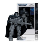 ELIMINATOR (SPACE MARINE) ARTIST PROOF WARHAMMER 40,000. Los Eliminators, tiradores expertos, acechan en las sombras del campo de batalla, buscando objetivos oportunos y derribándolos con precisas ráfagas de fuego. A continuación, estos asesinos silenciosos se escabullen en busca de su próxima presa. Escala detallada de 17,78 cm. Figura a escala de 17,78 cm increíblemente detallada basada en la franquicia Warhammer 40,000. La figura es de color gris mate clásico para pintar y personalizar. Diseñada con Ultra Articulation, con hasta 22 partes móviles para una amplia gama de poses y juego. Incluye rifle de francotirador, capa de tela, mano extra, tarjeta coleccionable y base de exposición. La figura se presenta en una caja con ventana temática de Warhammer 40,000. Colecciona todas las figuras de Warhammer 40,000 de McFarlane Toys.