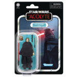 THE STRANGER (QIMIR) VINTAGE COLLECTION STAR WARS THE ACOLYTE. Hasbro añade a su línea The Vintage Collection la figura de The Stranger (Qimir), inspirada en la serie "Star Wars: The Acolyte". Mide 9,5 cm y presenta un diseño detallado con capa de tela y múltiples puntos de articulación. Incluye 2x sables de luz rojos (de diferente longitud), 1x empuñadura no iluminada, 1x casco intercambiable y 1x túnica de tela. Su embalaje tipo blíster reproduce el estilo clásico de Kenner, con logotipo vintage y numeración para coleccionistas. UNIDADES LIMITADAS.