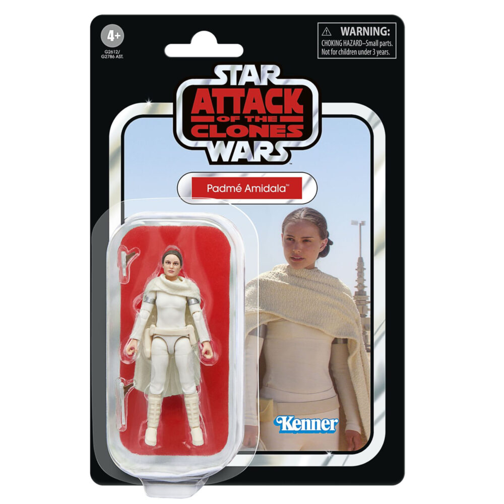 PADME AMIDALA VINTAGE COLLECTION STAR WARS ATTACK OF THE CLONES. Hasbro presenta en a su línea The Vintage Collection la figura de Padmé Amidala, inspirada en la apariencia de su personaje en la película "Star Wars: Attack of the Clones" ("Star Wars: El ataque de los clones" en España). Mide 9,5 cm, cuenta con un esculpido fiel al personaje y múltiples puntos de articulación. Incluye 1x capa removible, 1x bláster corto y 1x bláster largo. Su embalaje tipo blíster reproduce el estilo clásico de Kenner, con logotipo vintage y numeración para coleccionistas. UNIDADES LIMITADAS.