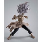 TOMURA SHIGARAKI MY HERO ACADEMIA SH FIGUARTS. Aquí está Tomura Shigaraki en toda su furia destructiva, capturado con una intensidad poco común en esta figura articulada de la colección S.H.Figuarts. Con el torso desnudo, los músculos tensos, el pelo revuelto y la capa hecha jirones ondeando al viento, encarna la amenaza en estado puro. El diseño crudo y salvaje de la figura evoca a un Shigaraki en plena liberación de su poder. Su rostro está parcialmente oculto por su cabello blanco, lo que refuerza su aura incontrolable. La pose dinámica, en pleno salto, con la mano extendida hacia delante, da vida a una escena de caos inminente. Las articulaciones discretas pero eficaces permiten recrear una gran variedad de poses de combate. La escultura del torso, los brazos y la capa es de una finura notable para una pieza articulada. Con una altura de unos 16 cm, esta figura forma parte de la línea S.H.Figuarts de Bandai, famosa por su articulación fluida y sus acabados de alta calidad. Una potente incorporación para los fans de My Hero Academia y un complemento ideal para un All Might o un Deku en la estantería.