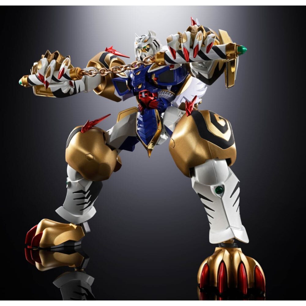 Gx-119 dragon tiger king / tiger dragon king super robot wars og soul of chogokin.  ryuko-o y koryu-o, procedentes del universo super robot wars: original generations, son dos mechas legendarios que destacan por su potencia bruta y su imponente estilo. Figuras emblemáticas de la franquicia, encarnan la dualidad entre la fuerza salvaje y el dominio marcial en un mundo donde reinan los combates entre robots gigantes. La figura gx-119 reúne a estos dos titanes mecánicos en una versión transformable de aspecto majestuoso. Ryuko-o, esbelto, tiene alas y una postura erguida que evoca a una criatura celestial. Koryu-o, más robusto, presenta formas compactas y una musculatura mecánica realzada por sus enormes garras. Juntos, ilustran la complementariedad de dos fuerzas distintas. El nivel de detalle es notable: armaduras metálicas brillantes en azul, blanco y dorado, expresiones feroces, armas imponentes (cetro con orbe verde, espada curva, garras macizas) y elementos móviles como las alas, la cola o los cuernos. Cada pieza está finamente esculpida, con acabados metálicos que acentúan su poderosa presencia. Con una altura de unos 20 cm, esta figura de metal pertenece a la colección soul of chogokin de tamashii nations. El set permite recrear las dos formas con transformación, articulación avanzada y acabado de primera calidad. Una pieza imprescindible para los fans de los mechas tácticos y los robots legendarios.