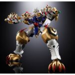 GX-119 DRAGON TIGER KING / TIGER DRAGON KING SUPER ROBOT WARS OG SOUL OF CHOGOKIN. Ryuko-O y Koryu-O, procedentes del universo Super Robot Wars: Original Generations, son dos mechas legendarios que destacan por su potencia bruta y su imponente estilo. Figuras emblemáticas de la franquicia, encarnan la dualidad entre la fuerza salvaje y el dominio marcial en un mundo donde reinan los combates entre robots gigantes. La figura GX-119 reúne a estos dos titanes mecánicos en una versión transformable de aspecto majestuoso. Ryuko-O, esbelto, tiene alas y una postura erguida que evoca a una criatura celestial. Koryu-O, más robusto, presenta formas compactas y una musculatura mecánica realzada por sus enormes garras. Juntos, ilustran la complementariedad de dos fuerzas distintas. El nivel de detalle es notable: armaduras metálicas brillantes en azul, blanco y dorado, expresiones feroces, armas imponentes (cetro con orbe verde, espada curva, garras macizas) y elementos móviles como las alas, la cola o los cuernos. Cada pieza está finamente esculpida, con acabados metálicos que acentúan su poderosa presencia. Con una altura de unos 20 cm, esta figura de metal pertenece a la colección Soul of Chogokin de Tamashii Nations. El set permite recrear las dos formas con transformación, articulación avanzada y acabado de primera calidad. Una pieza imprescindible para los fans de los mechas tácticos y los robots legendarios.