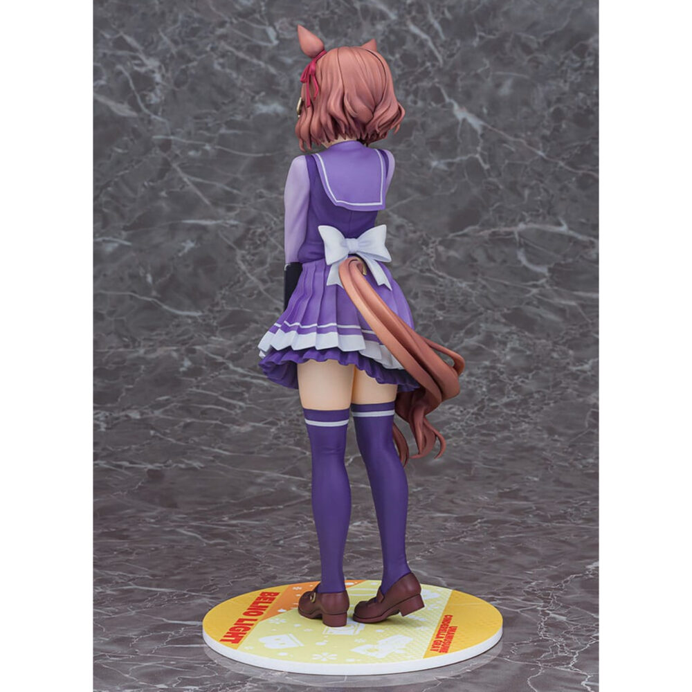 Belmo light uma musume pretty derby estatua pvc 1/7.  en el colorido mundo de uma musume pretty derby, cada personaje representa una mezcla única de energía deportiva y encanto, inspirada en el mundo de las carreras de caballos. Belno light es una de estas chicas con rasgos tanto humanos como equinos, que evoluciona en un entorno que mezcla la competición, la amistad y la superación personal. Con su comportamiento tímido y diligente, belno light transmite una personalidad discreta y entrañable. Dentro del juego y en toda la franquicia, destaca por su dedicación y su deseo de crecer, transmitiendo siempre una impresión de seriedad y amabilidad. Esta figura la retrata con su uniforme escolar violeta, con un gran lazo blanco en el pecho y una falda plisada con rayas más claras. Unos calcetines a juego hasta los muslos y unos mocasines marrones completan el look. Su cabello castaño con una mecha blanca, peinado con una horquilla y una cinta roja, revela sus orejas de caballo y una cola cuidadosamente esculpida, lo que enfatiza sus orígenes uma musume. Sostiene una carpeta gris en sus brazos, lo que refuerza su imagen estudiosa. Fabricada en pvc y a escala 1/7, esta figura de 25 centímetros muestra detalles tan precisos como los pliegues realistas de su ropa, las sutiles gradaciones de color de su cabello y una base circular decorada en amarillo y blanco. La pieza destaca su actitud reservada y refleja fielmente su diseño original.