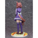 BELMO LIGHT UMA MUSUME PRETTY DERBY ESTATUA PVC 1/7. En el colorido mundo de Uma Musume Pretty Derby, cada personaje representa una mezcla única de energía deportiva y encanto, inspirada en el mundo de las carreras de caballos. Belno Light es una de estas chicas con rasgos tanto humanos como equinos, que evoluciona en un entorno que mezcla la competición, la amistad y la superación personal. Con su comportamiento tímido y diligente, Belno Light transmite una personalidad discreta y entrañable. Dentro del juego y en toda la franquicia, destaca por su dedicación y su deseo de crecer, transmitiendo siempre una impresión de seriedad y amabilidad. Esta figura la retrata con su uniforme escolar violeta, con un gran lazo blanco en el pecho y una falda plisada con rayas más claras. Unos calcetines a juego hasta los muslos y unos mocasines marrones completan el look. Su cabello castaño con una mecha blanca, peinado con una horquilla y una cinta roja, revela sus orejas de caballo y una cola cuidadosamente esculpida, lo que enfatiza sus orígenes Uma Musume. Sostiene una carpeta gris en sus brazos, lo que refuerza su imagen estudiosa. Fabricada en PVC y a escala 1/7, esta figura de 25 centímetros muestra detalles tan precisos como los pliegues realistas de su ropa, las sutiles gradaciones de color de su cabello y una base circular decorada en amarillo y blanco. La pieza destaca su actitud reservada y refleja fielmente su diseño original.