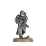 ASTRA MILITARUM KRIEG COMMAND SQUAD WARHAMMER 40,000. Las Escuadras de Mando de Krieg están dirigidas por representantes del Officio Prefectus, normalmente un comisario de alto rango asistido por un séquito de veteranos y oficiales subalternos. Lideran sus tropas desde primera línea y con frecuencia los encontrarás en los combates más intensos. Con este kit multicomponente de plástico puedes montar una Escuadra de Mando de Krieg para incluirlo en tus ejércitos del Astra Militarum en partidas de Warhammer 40,000. La unidad está compuesta por un Lord Comisario, cinco Guardias Veteranos y un servoescriba; una importante incorporación de especialistas para tu fuerza. El Lord Comisario puede equiparse con una pistola de plasma o un látigo en su brazo derecho, y con un puño de energía o una espada de energía envainada y señalando con su otro brazo. También puedes montar a uno de los guardias veteranos de tu unidad con una pistola láser, una pistola bólter o una pistola de plasma en la mano derecha, y con una espada sierra, arma de energía o garrote de trinchera en la izquierda. Otro guardia puede equiparse con un bólter, un rifle de plasma, un rifle de fusión o un lanzagranadas, y elegir entre dos accesorios opcionales para llevar en la mochila: granadas o munición para el lanzagranadas. Los otros guardias llevan el estandarte del regimiento, el vocomaestro y los contraagentes alquímicos, respectivamente. También hay una gama de accesorios estéticos, como palas, para decorar aún más tus miniaturas. El kit contiene 81 piezas de plástico, 6 peanas redondas Citadel de 25 mm y 1 peana redonda Citadel de 32 mm. También incluye una hoja con 803 calcomanías al agua de los Korps de la Muerte de Krieg para personalizar tus miniaturas. Las miniaturas se proporcionan sin montar ni pintar. Recomendamos usar pegamento para plástico Citadel y pinturas Citadel Colour.