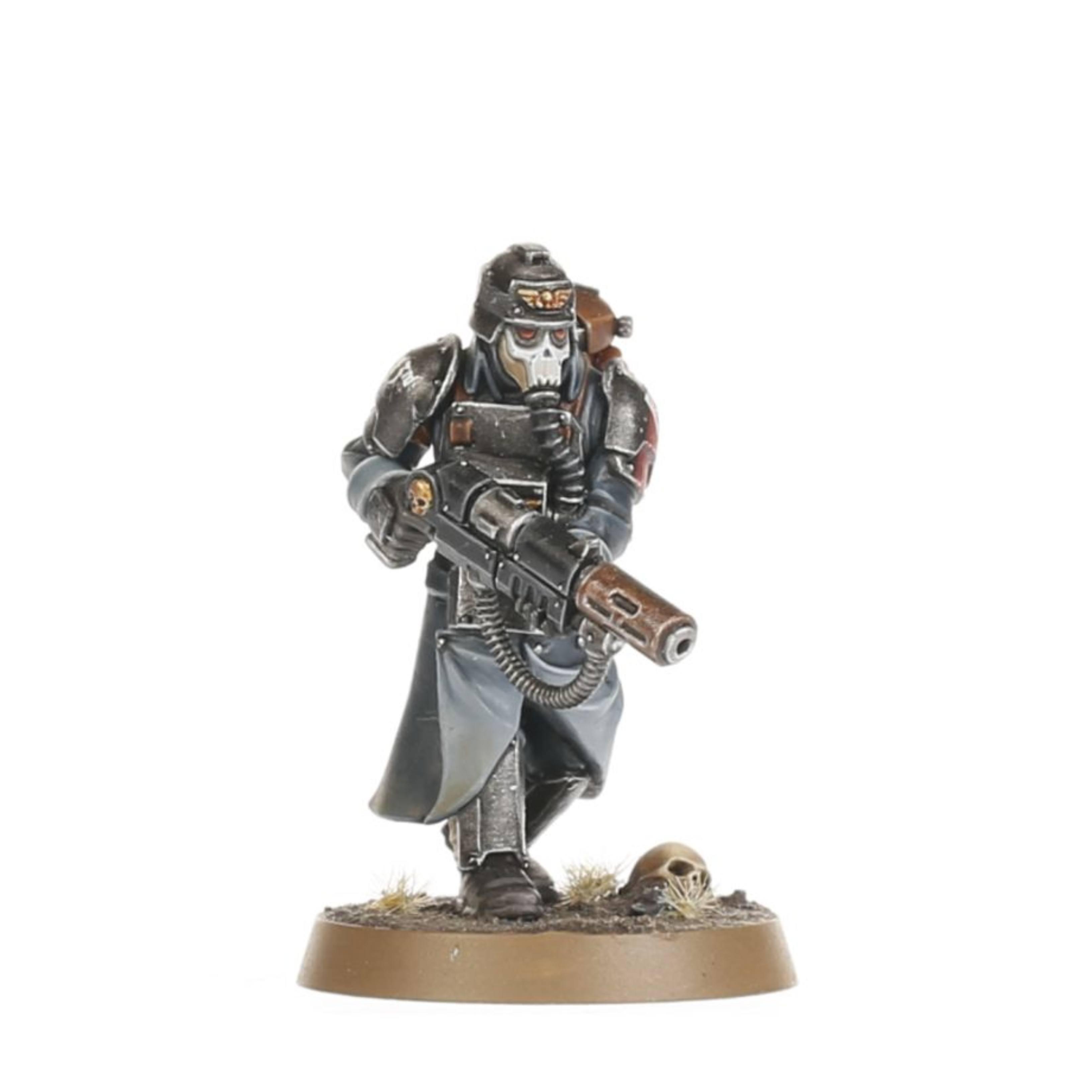 ASTRA MILITARUM KRIEG COMMAND SQUAD WARHAMMER 40,000 Astra militarum krieg command squad warhammer 40,000. Las escuadras de mando de krieg están dirigidas por representantes del officio prefectus, normalmente un comisario de alto rango asistido por un séquito de veteranos y oficiales subalternos. Lideran sus tropas desde primera línea y con frecuencia los encontrarás en los combates más intensos. Con este kit multicomponente de plástico puedes montar una escuadra de mando de krieg para incluirlo en tus ejércitos del astra militarum en partidas de warhammer 40,000. La unidad está compuesta por un lord comisario, cinco guardias veteranos y un servoescriba; una importante incorporación de especialistas para tu fuerza. El lord comisario puede equiparse con una pistola de plasma o un látigo en su brazo derecho, y con un puño de energía o una espada de energía envainada y señalando con su otro brazo. También puedes montar a uno de los guardias veteranos de tu unidad con una pistola láser, una pistola bólter o una pistola de plasma en la mano derecha, y con una espada sierra, arma de energía o garrote de trinchera en la izquierda. Otro guardia puede equiparse con un bólter, un rifle de plasma, un rifle de fusión o un lanzagranadas, y elegir entre dos accesorios opcionales para llevar en la mochila: granadas o munición para el lanzagranadas. Los otros guardias llevan el estandarte del regimiento, el vocomaestro y los contraagentes alquímicos, respectivamente. También hay una gama de accesorios estéticos, como palas, para decorar aún más tus miniaturas. El kit contiene 81 piezas de plástico, 6 peanas redondas citadel de 25 mm y 1 peana redonda citadel de 32 mm. También incluye una hoja con 803 calcomanías al agua de los korps de la muerte de krieg para personalizar tus miniaturas. Las miniaturas se proporcionan sin montar ni pintar. Recomendamos usar pegamento para plástico citadel y pinturas citadel colour.