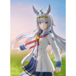 OGURI CAP UMA MUSUME PRETTY DERBY ESTATUA PVC 1/7. En el mundo de Uma Musume Pretty Derby, Oguri Cap es una de las competidoras más emblemáticas, inspirada en un legendario caballo de carreras real. Tanto en el juego como en la franquicia, encarna la determinación y la elegancia, con una presencia imponente que deja huella tanto en sus rivales como en sus fans. Su papel destaca como una luchadora orgullosa y segura de sí misma, siempre dispuesta a afrontar retos en la pista de carreras. Fiel a su modelo histórico, Oguri Cap se distingue por su aplomo inquebrantable y un temperamento que inspira respeto y admiración. Esta figura captura su carisma: Oguri Cap aparece con un uniforme blanco con detalles azules y dorados, complementado con un pañuelo rojo que fluye ligeramente hacia un lado. Su larga melena plateada, adornada con una diadema con motivos de estrellas y sus orejas de caballo, cae suavemente por su espalda. La falda plisada oscura, las medias y las botas blancas enfatizan su estilo atlético y elegante. Con el puño cerrado y la mirada decidida, su pose refleja perfectamente su espíritu luchador. Fabricada en PVC a escala 1/7, la figura mide unos 25 centímetros de altura. Se pueden apreciar los finos detalles en los pliegues de su traje, los mechones de su cabello y los toques metálicos de sus accesorios. La base circular con degradados azules y morados realza su presencia dinámica y resalta su imponente silueta.