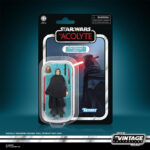 THE STRANGER (QIMIR) VINTAGE COLLECTION STAR WARS THE ACOLYTE. Hasbro añade a su línea The Vintage Collection la figura de The Stranger (Qimir), inspirada en la serie "Star Wars: The Acolyte". Mide 9,5 cm y presenta un diseño detallado con capa de tela y múltiples puntos de articulación. Incluye 2x sables de luz rojos (de diferente longitud), 1x empuñadura no iluminada, 1x casco intercambiable y 1x túnica de tela. Su embalaje tipo blíster reproduce el estilo clásico de Kenner, con logotipo vintage y numeración para coleccionistas. UNIDADES LIMITADAS.