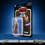 SHAAK TI VINTAGE COLLECTION STAR WARS ATTACK OF THE CLONES. Hasbro añade a su línea The Vintage Collection la figura de Shaak Ti, basada en la apariencia de su personaje en la película "Star Wars: Attack of the Clones" ("Star Wars: El ataque de los clones" en España). Mide 9,5 cm y cuenta con múltiples puntos de articulación. Incluye 1x túnica de tela, 1x sable de luz azul y 1x empuñadura no iluminada. Su embalaje tipo blíster reproduce el estilo clásico de Kenner, con logotipo vintage y numeración para coleccionistas. UNIDADES LIMITADAS.