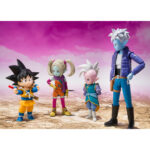 PANZY DRAGON BALL DAIMA SH FIGUARTS. Dentro del universo Dragon Ball, Panzy destaca por su colorida apariencia y su vivaz personalidad. Ella representa el encanto caprichoso de los personajes secundarios que enriquecen la franquicia con sus diseños únicos y memorables. Esta figura S.H. Figuarts la representa en su forma «Mini», en una pose dinámica con un brazo extendido hacia adelante, como si estuviera señalando o dando una orden. Su sonrisa juguetona y sus ojos muy abiertos resaltan su naturaleza traviesa y enérgica. Su diseño presenta una piel azulada que contrasta con un traje naranja brillante, combinado con guantes amarillos, una bufanda morada y protectores de piernas rosas. Su cabello rubio está peinado con dos coletas altas, lo que realza su aspecto descarado, mientras que sus botas amarillas con correas plateadas añaden un fiel toque final. Con una altura de unos 8 cm, esta figura de PVC/ABS forma parte de la línea S.H. Figuarts de Bandai. A pesar de su pequeño tamaño, conserva el detallado modelado y el cuidadoso trabajo de pintura por los que es conocida la serie, lo que la convierte en un complemento perfecto junto a otros personajes.