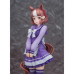 BELMO LIGHT UMA MUSUME PRETTY DERBY ESTATUA PVC 1/7. En el colorido mundo de Uma Musume Pretty Derby, cada personaje representa una mezcla única de energía deportiva y encanto, inspirada en el mundo de las carreras de caballos. Belno Light es una de estas chicas con rasgos tanto humanos como equinos, que evoluciona en un entorno que mezcla la competición, la amistad y la superación personal. Con su comportamiento tímido y diligente, Belno Light transmite una personalidad discreta y entrañable. Dentro del juego y en toda la franquicia, destaca por su dedicación y su deseo de crecer, transmitiendo siempre una impresión de seriedad y amabilidad. Esta figura la retrata con su uniforme escolar violeta, con un gran lazo blanco en el pecho y una falda plisada con rayas más claras. Unos calcetines a juego hasta los muslos y unos mocasines marrones completan el look. Su cabello castaño con una mecha blanca, peinado con una horquilla y una cinta roja, revela sus orejas de caballo y una cola cuidadosamente esculpida, lo que enfatiza sus orígenes Uma Musume. Sostiene una carpeta gris en sus brazos, lo que refuerza su imagen estudiosa. Fabricada en PVC y a escala 1/7, esta figura de 25 centímetros muestra detalles tan precisos como los pliegues realistas de su ropa, las sutiles gradaciones de color de su cabello y una base circular decorada en amarillo y blanco. La pieza destaca su actitud reservada y refleja fielmente su diseño original.