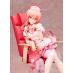 MIKA JOUGASAKI HALLOWEEN LOVE NURSE THE IDOLMASTER CINDERELLA GIRLS ESTATUA PVC 1/7. En el universo de The Idolmaster Cinderella Girls, Mika Jougasaki destaca como una ídolo segura de sí misma y carismática, que siempre cautiva a su público con su deslumbrante presencia en el escenario. Con su estilo atrevido y su personalidad asertiva, es una de las ídolos más emblemáticas de la serie. Esta figura la retrata en la versión Halloween Love Nurse, un atuendo alternativo que es a la vez divertido y llamativo. El tema de la enfermera se reimagina aquí con un toque colorido e inspirado en la fantasía que encarna a la perfección su naturaleza atrevida y coqueta. El carácter de Mika brilla a través de esta mezcla de dulzura y encanto. Se la representa con un vestido corto de enfermera en tonos rosa y blanco, decorado con motivos de corazones y finos accesorios. Relajada en una silla de oficina roja a juego con su atuendo, adopta una pose elegante pero traviesa. Su larga melena rosa cae en cascada en mechones ondulados, complementando los detalles de su uniforme. Las medias blancas y los zapatos de tacón rojos añaden el toque final, realzando su postura con las piernas cruzadas. A escala 1/7, con una altura de unos 25 centímetros, esta figura de PVC presenta un esculpido intrincado en las texturas y los accesorios: desde el estetoscopio y los volantes de su falda hasta la silla cuidadosamente diseñada. El resultado es una pieza de exposición completa y armoniosa que destacará en cualquier colección.