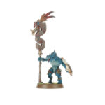 SPEARHEAD SERAPHON WARHAMMER AGE OF SIGMAR. Los reptilianos Serafones se esfuerzan incansablemente por hacer avanzar el Gran Plan de los Ancestrales, devolviendo el verdadero orden y equilibrio a los reinos deformados por los Dioses Oscuros. Sus ejércitos ven a saurios de sangre fría y feroces bestias escamosas luchar juntos como una única fuerza potente: una fusión de violencia depredadora y poder cósmico esotérico que pocos pueden resistir. Si quieres ejercer un poder antiguo y de sangre fría para limpiar la mancha del Caos de los Reinos Mortales, esta caja es la forma perfecta de comenzar un nuevo ejército de Serafones (o ampliar una colección ya existente) y ahorra más que si las compras por separado. Contiene una equilibrada selección de unidades que te permitirá desplegar un ejército de reptilianos Serafones en el tablero de juego con solo estas miniaturas. Esta caja incluye las siguientes miniaturas multicomponente de plástico: 1 Saurio Viejaestirpe en Carnosaurio y 1 Saurio Viejaestirpe a pie, que también se puede montar como un Saurio Veterano en Carnosaurio, o un Oráculo Eslizón en Troglodón con un Saurio Viejaestirpe a pie. 3 Kroxigores, que alternativamente se pueden montar como Kroxigores Prole de Guerra. 10 Guerreros Saurios. Todas las miniaturas se suministran con sus peanas correspondientes. Estas miniaturas requieren montaje y pintado; recomendamos utilizar pegamento para plástico Citadel y pinturas Citadel Colour.