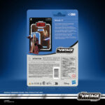 SHAAK TI VINTAGE COLLECTION STAR WARS ATTACK OF THE CLONES. Hasbro añade a su línea The Vintage Collection la figura de Shaak Ti, basada en la apariencia de su personaje en la película "Star Wars: Attack of the Clones" ("Star Wars: El ataque de los clones" en España). Mide 9,5 cm y cuenta con múltiples puntos de articulación. Incluye 1x túnica de tela, 1x sable de luz azul y 1x empuñadura no iluminada. Su embalaje tipo blíster reproduce el estilo clásico de Kenner, con logotipo vintage y numeración para coleccionistas. UNIDADES LIMITADAS.