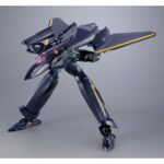 VF-17S NIGHTMARE STEALTH VALKYRIE GAMLIN KIZAKI MACROSS 7 DX COGOKIN. En el universo de Macross 7, el VF-17S Nightmare Stealthvalkyrie es un caza de combate altamente sofisticado, pilotado por Gamlin Kizaki, miembro de la élite Sound Force. Diseñado para misiones de alto riesgo, este modelo furtivo destaca por su robustez, su tecnología punta y su aspecto amenazador. Esta figura impresiona a primera vista con su diseño anguloso y su aspecto militarizado. El color oscuro, predominantemente azul noche, se realza con toques amarillos y rojos, fieles al diseño original. El rostro del mecha, de aspecto casi humanoide, añade una dimensión intimidante a su silueta. El VF-17S se presenta de pie, con un rifle de asalto en la mano y las piernas ancladas al suelo en una postura lista para la acción. Cada panel, articulación e inscripción visible se reproduce con precisión. Los acabados metálicos añaden profundidad, y la textura de las superficies alterna entre mate y brillante según las zonas del cuerpo. Con una altura aproximada de 25 cm, esta figura de metal forma parte de la gama DX Chogokin de Bandai. Ofrece numerosas opciones de posado y un realismo mecánico que hará las delicias de los fans del mecha y de Macross.