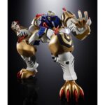 GX-119 DRAGON TIGER KING / TIGER DRAGON KING SUPER ROBOT WARS OG SOUL OF CHOGOKIN. Ryuko-O y Koryu-O, procedentes del universo Super Robot Wars: Original Generations, son dos mechas legendarios que destacan por su potencia bruta y su imponente estilo. Figuras emblemáticas de la franquicia, encarnan la dualidad entre la fuerza salvaje y el dominio marcial en un mundo donde reinan los combates entre robots gigantes. La figura GX-119 reúne a estos dos titanes mecánicos en una versión transformable de aspecto majestuoso. Ryuko-O, esbelto, tiene alas y una postura erguida que evoca a una criatura celestial. Koryu-O, más robusto, presenta formas compactas y una musculatura mecánica realzada por sus enormes garras. Juntos, ilustran la complementariedad de dos fuerzas distintas. El nivel de detalle es notable: armaduras metálicas brillantes en azul, blanco y dorado, expresiones feroces, armas imponentes (cetro con orbe verde, espada curva, garras macizas) y elementos móviles como las alas, la cola o los cuernos. Cada pieza está finamente esculpida, con acabados metálicos que acentúan su poderosa presencia. Con una altura de unos 20 cm, esta figura de metal pertenece a la colección Soul of Chogokin de Tamashii Nations. El set permite recrear las dos formas con transformación, articulación avanzada y acabado de primera calidad. Una pieza imprescindible para los fans de los mechas tácticos y los robots legendarios.