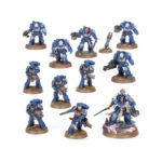 WARHAMMER 40,000: CAJA DE INICIO (ESPAÑOL). En el despiadado universo del lejano futuro solo hay guerra. En los dispersos mundos del Imperium de la Humanidad, en la galaxia asediada por tormentas disformes y conflicto sin fin, los ejércitos de la humanidad luchan por sobrevivir. El Imperium está al borde de la aniquilación tras la aparición de las flotas colmena Tiránidas procedentes del frío vacío interestelar. Los Marines Espaciales son la última línea de defensa entre esta voraz amenaza alienígena y los atribulados mundos del reino imperial. Sumérgete en el 41.º Milenio con la Caja de inicio definitiva de Warhammer 40,000, la cual te trae una experiencia introductoria completa con un montón de miniaturas, un campo de batalla sobre el que luchar, manuales de instrucciones y todos los dados que necesitas para jugar tus primeras partidas. Elige entre los superhumanos Marines Espaciales o los enjambres Tiránidos, pásale la vara de mando del otro ejército a un colega o familiar y combate durante horas de apasionante entretenimiento. No hay mejor manera de dar tus primeros pasos en el fascinante mundo de Warhammer 40,000. Esta caja es además también ideal para expandir tus colecciones ya existentes.