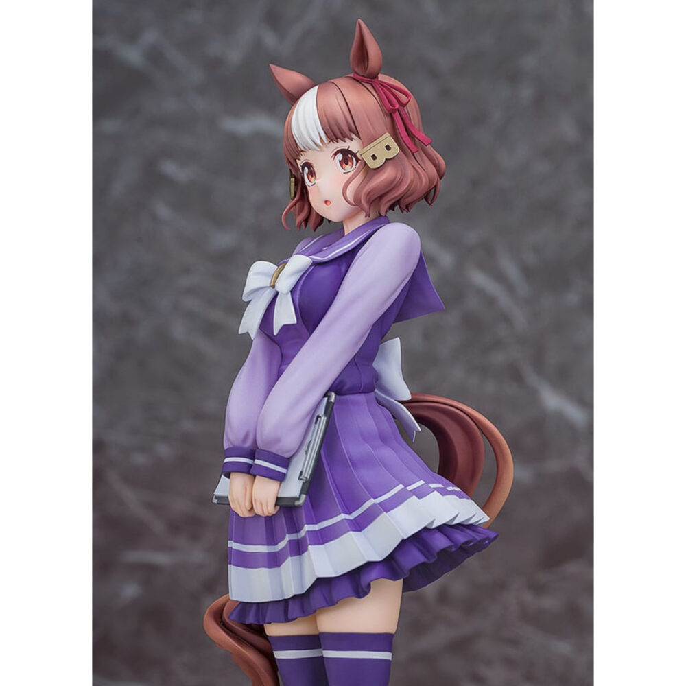 Belmo light uma musume pretty derby estatua pvc 1/7.  en el colorido mundo de uma musume pretty derby, cada personaje representa una mezcla única de energía deportiva y encanto, inspirada en el mundo de las carreras de caballos. Belno light es una de estas chicas con rasgos tanto humanos como equinos, que evoluciona en un entorno que mezcla la competición, la amistad y la superación personal. Con su comportamiento tímido y diligente, belno light transmite una personalidad discreta y entrañable. Dentro del juego y en toda la franquicia, destaca por su dedicación y su deseo de crecer, transmitiendo siempre una impresión de seriedad y amabilidad. Esta figura la retrata con su uniforme escolar violeta, con un gran lazo blanco en el pecho y una falda plisada con rayas más claras. Unos calcetines a juego hasta los muslos y unos mocasines marrones completan el look. Su cabello castaño con una mecha blanca, peinado con una horquilla y una cinta roja, revela sus orejas de caballo y una cola cuidadosamente esculpida, lo que enfatiza sus orígenes uma musume. Sostiene una carpeta gris en sus brazos, lo que refuerza su imagen estudiosa. Fabricada en pvc y a escala 1/7, esta figura de 25 centímetros muestra detalles tan precisos como los pliegues realistas de su ropa, las sutiles gradaciones de color de su cabello y una base circular decorada en amarillo y blanco. La pieza destaca su actitud reservada y refleja fielmente su diseño original.